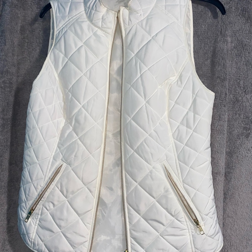 Girls off white vest with gold zipper. Size Small (teens).